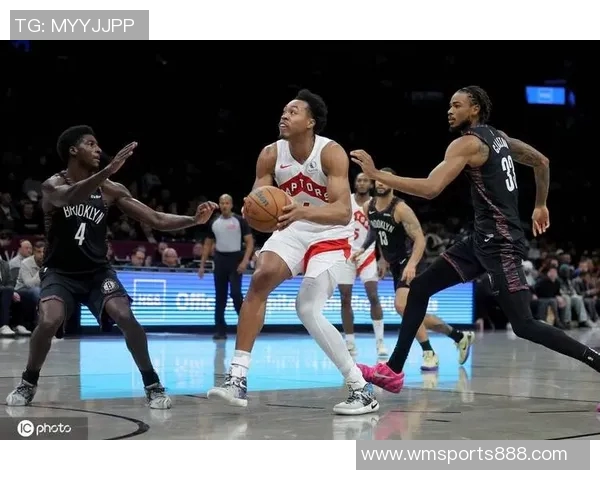 克拉克斯顿半场表现出色11投6中贡献13分7篮板2助攻1抢断