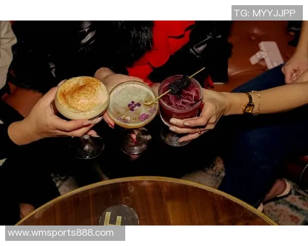 曼奇尼比赛中再施奇招挑衅对手摸臀飞吻引发对方一笑置之