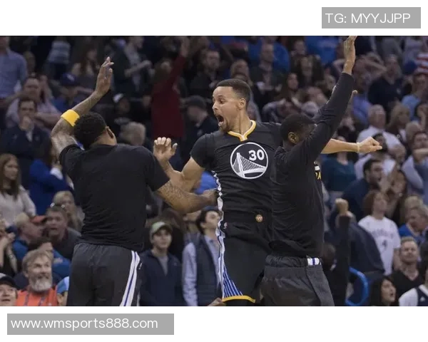 十年前的今天库里在雷霆比赛中狂砍12记三分球最后时刻超远三分绝杀对手